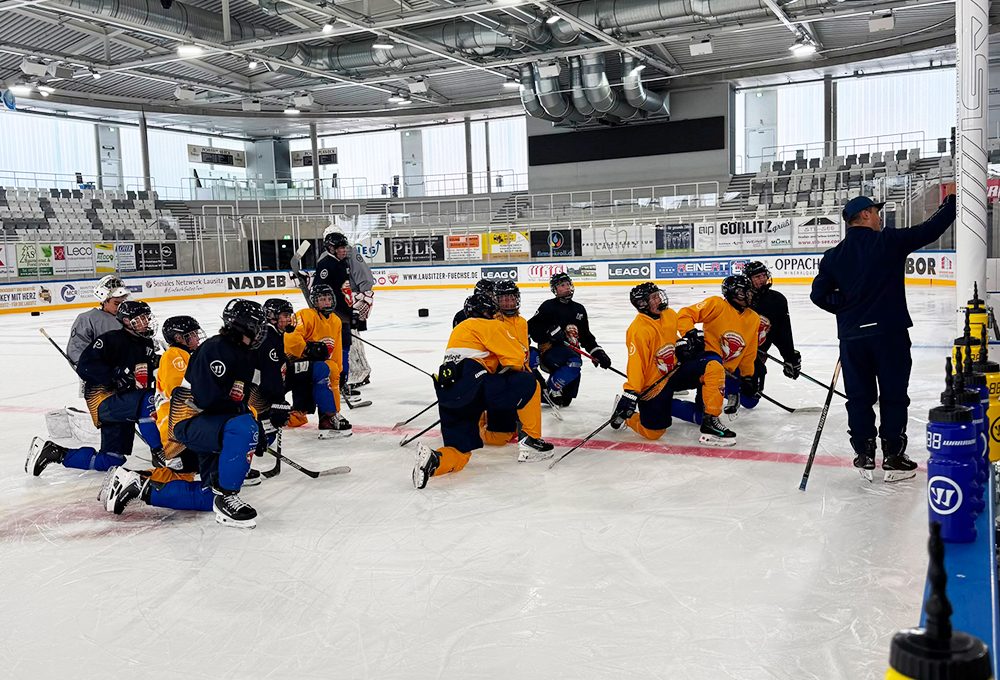 EISHOCKEYNACHWUCHS ZUR&Uuml;CK AUF DEM EIS